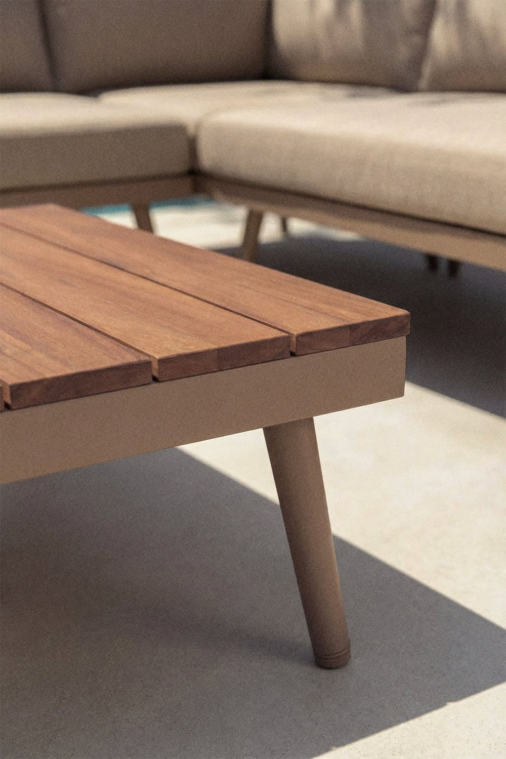 Conjunto de jardín con sofá esquinero de 5 plazas y mesa de centro en aluminio y madera de acacia Kalen
